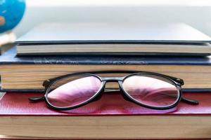 lunettes de lecture mises sur des livres à couverture rigide photo