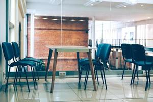 espace coworking avec tables et chaises photo