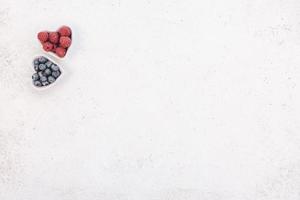 composition de la saint-valentin baies dans des assiettes de coeur photo