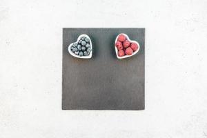 composition de la saint-valentin baies dans des assiettes de coeur photo