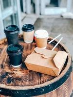 tasses à café et récipient en papier artisanal pour aliments de rue photo