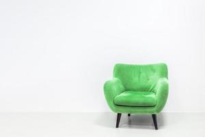 concept minimal d'intérieur avec fauteuil vert photo