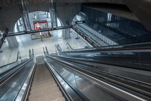 escalator mobile dans le centre d'affaires photo