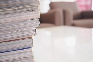 Pile de magazines pile sur table blanche dans le salon photo