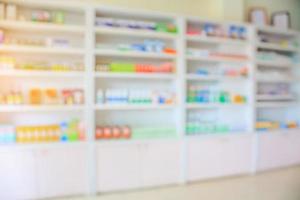 étagères de pharmacie remplies de médicaments arrière-plan flou photo