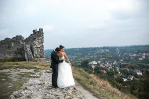 couple de mariage posant pour la caméra photo