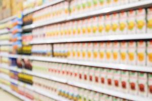 Supermarché avec boisson de jus de fruits dans une boîte produit sur des étagères arrière-plan flou abstrait photo