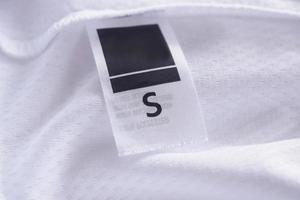 étiquette de vêtements sur fond de maillot de football textile sport photo