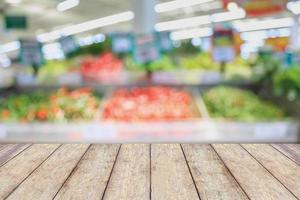 dessus de table en bois vide avec arrière-plan flou de supermarché photo