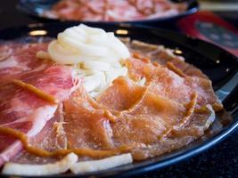 tranches de porc frais sukiyaki ou shabu shabu photo