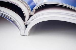 Pile de magazines pile sur table blanche dans le salon photo