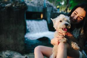 fille jouant avec un chien photo