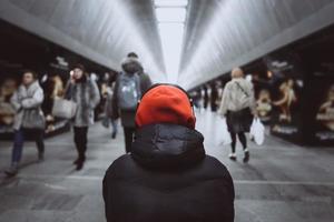 homme de dos dans le métro. les gens dans le métro photo