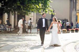 beau couple marchant sur la ville européenne photo