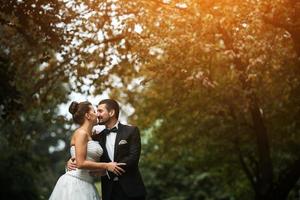 beau couple de mariage posant photo