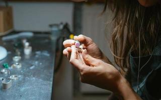 girl master traite la plaque de métal dans l'atelier à domicile photo