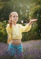 belle petite fille dans un champ de lavande. photo