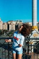 jeune fille dans la rue de la ville photo