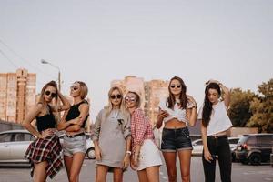 six jeunes femmes s'amusent au parking. photo