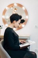 jolie femme au miroir dans un studio de beauté photo