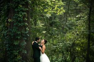 beau couple de mariage posant photo