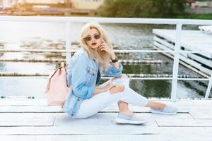 femme blonde avec un sac photo