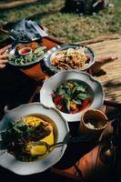 délicieuse soupe et autres aliments sur la table photo