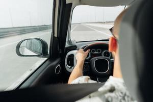 l'homme dans la voiture voyageant sur la route photo