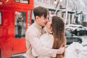 beau jeune couple posant devant le vieux bus photo