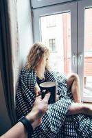 fille assise sur une fenêtre dans une couverture photo