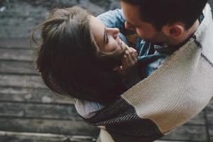 jeune couple enveloppé dans un plaid photo