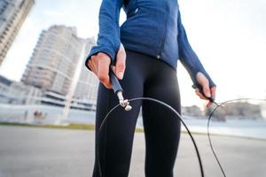 jeune femme exercice avec corde à sauter à l'extérieur photo