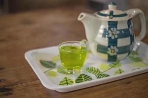 gros plan thé vert de bienvenue avec théière sur la table en bois du restaurant photo