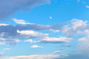 lune et nuages gris dans le ciel bleu du soir photo