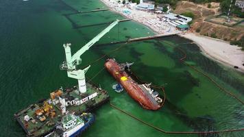 vue d'un vieux pétrolier qui s'est échoué et s'est renversé photo