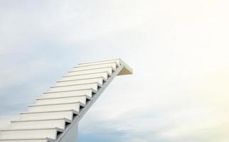 un escalier blanc s'étend jusqu'à l'horizon. cela signifie réussir ou aller au paradis. photo