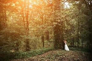 beau couple de mariage posant photo