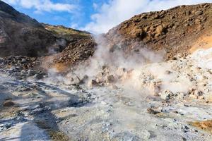 fumerolle dans la région de krysuvik, islande photo