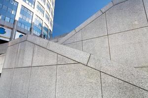 zigzags d'escaliers extérieurs en granit photo