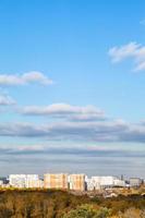 ciel bleu avec des nuages sur la ville et les bois en automne photo