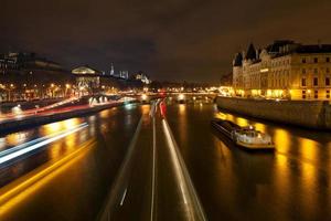 pont au change à paris la nuit photo