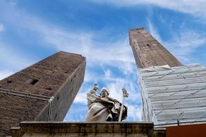 les tours et la statue sous un ciel bleu à bologne photo