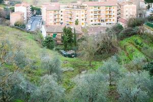 Voir ci-dessus des maisons modernes dans la ville de Sienne photo