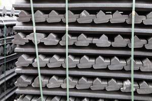 des stocks de supports en caoutchouc gris pour les rails photo