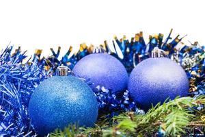 Boules de Noël bleues et violettes sur une branche d'arbre verte photo