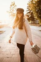 séduisante, jeune brune aux cheveux longs marchant dans le parc d'automne. photo