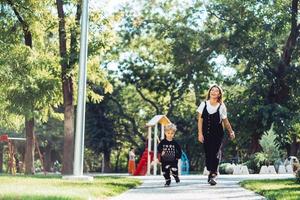 mère et petit fils se promènent dans le parc photo