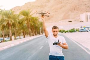 jeune homme tenant un drone avant le vol dans la nature photo