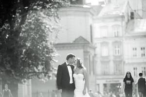 beau couple marchant sur la ville européenne photo