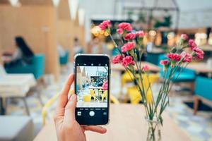 flou restaurant, sur la table est une fleur photo